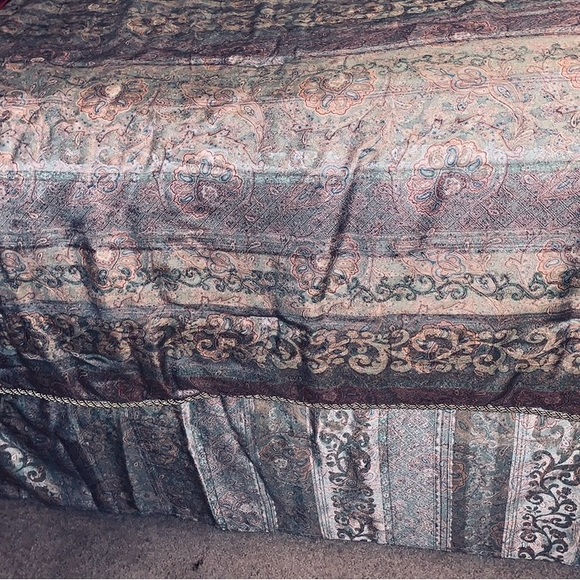 Queen Comforter Set Croscill Gold Paisley Sham Bedskirt 3 Decorative Pillows 7pc - Picture 8 of 16